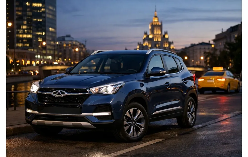 Chery Tiggo 4 в вечернем городе